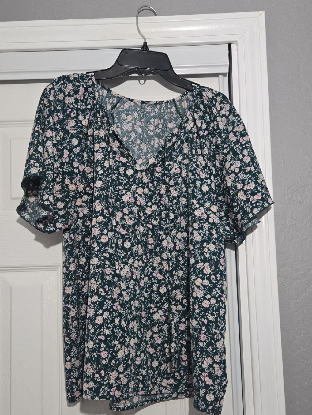 SHEIN Dark Green Floral Short Sleeve Blouse With Key Hole On Front